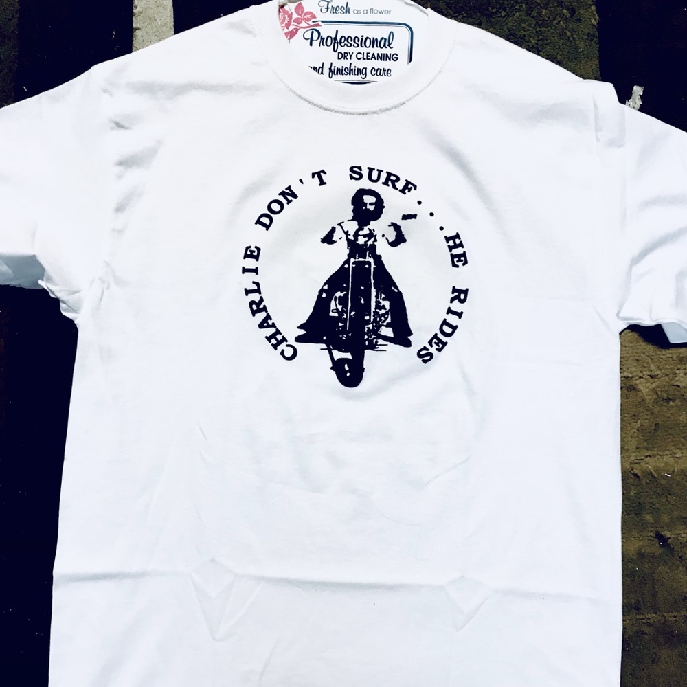 Mens Medium Charlie Don’t Surf…He Rides Print Tee Shirt